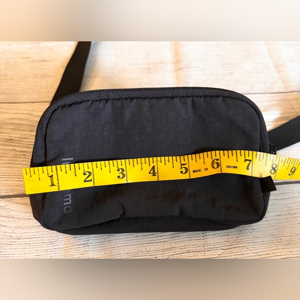 Lululemon Everywhere Belt Bag Black Crossbody Waist Pack Nylon O/S - Picture 7 of 8